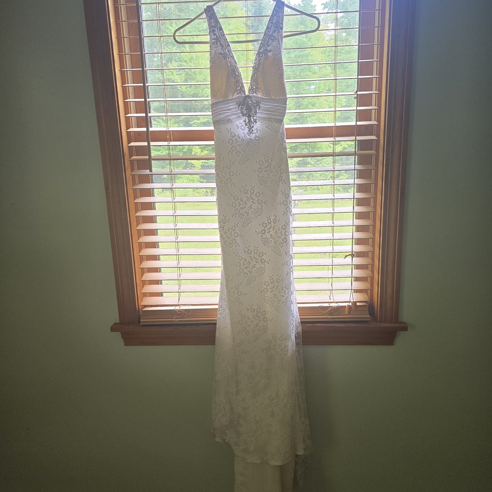 Niki Livas, Elegant White Lace Wedding Dress, size 2